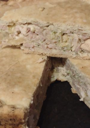Una foto de Tarta casera de pollo y brócoli