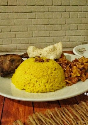 Foto resep 514. Nasi Kuning Magicom Simpel Dengan Bumbu Racik Ayam Goreng