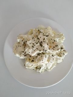 Una foto de Patatas con alioli de aguacate