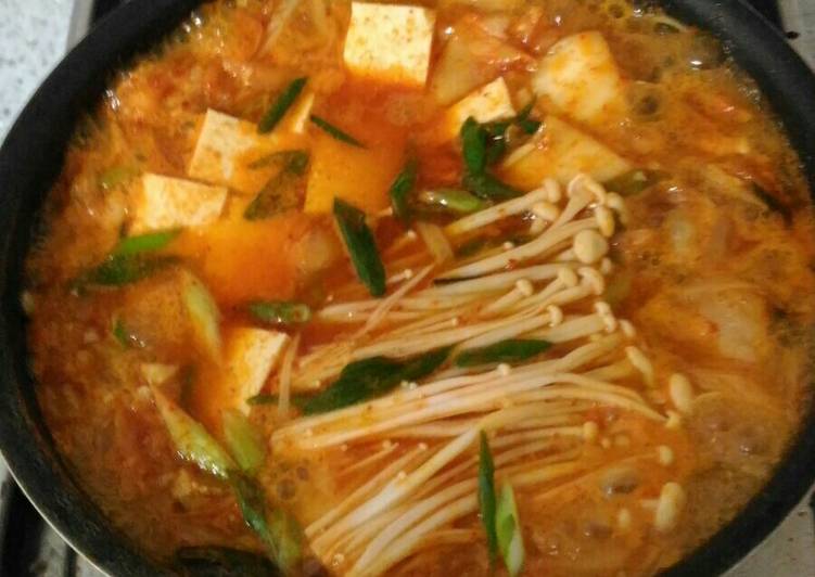 Sup kimchi (kimchi-jjigae)