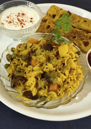 A picture of Masala bhat and masala bhakhri.