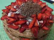 Una foto de mousse de chocolate y fresas
