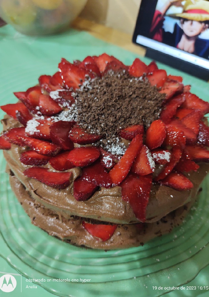 Una foto de Torta de chocolate con Mousse de chocolate y frutillas frescas!!