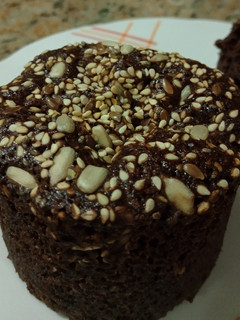 Una foto de Mug cake de avena y cacao en microondas