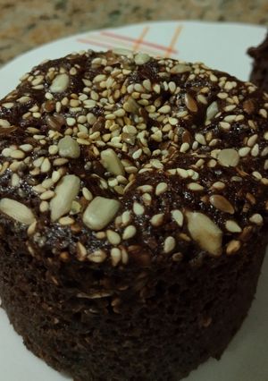 Una foto de Mug cake de avena y cacao en microondas