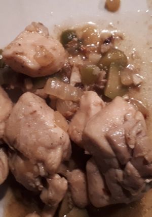 Una foto de Pollo a la cerveza La Virgen con aceitunas de Campo Real