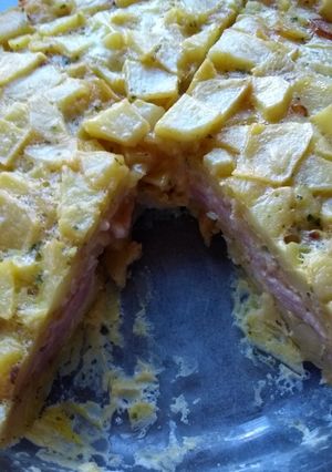 Una foto de Tortilla rellena, de jamón y queso