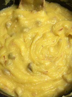 Una foto de Patatas revolconas con azafrán en hebras