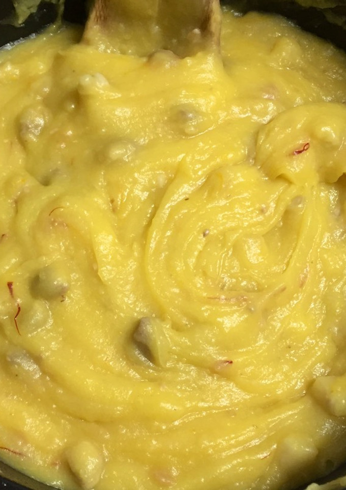 Una foto de Patatas revolconas con azafrán en hebras