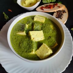 A picture of Golden Paneer with green dip.