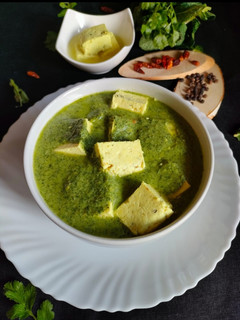A picture of Golden Paneer with green dip.
