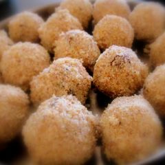 A picture of Rava Ladoo.