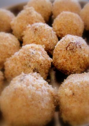 A picture of Rava Ladoo.