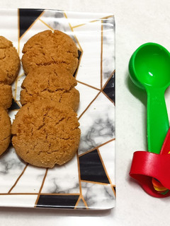 வீட் கோகனட் குக்கீஸ்(wheat coconut cookies recipe in tamil) செய்முறை முக்கிய புகைப்படம்