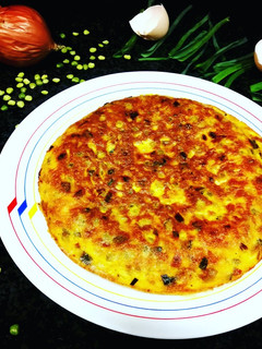 Una foto de Tortilla de guisantes seco con chorizo