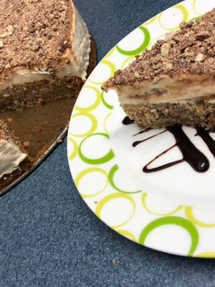 Una foto de Cheesecake de kit-kat con base de bizcocho de plátano