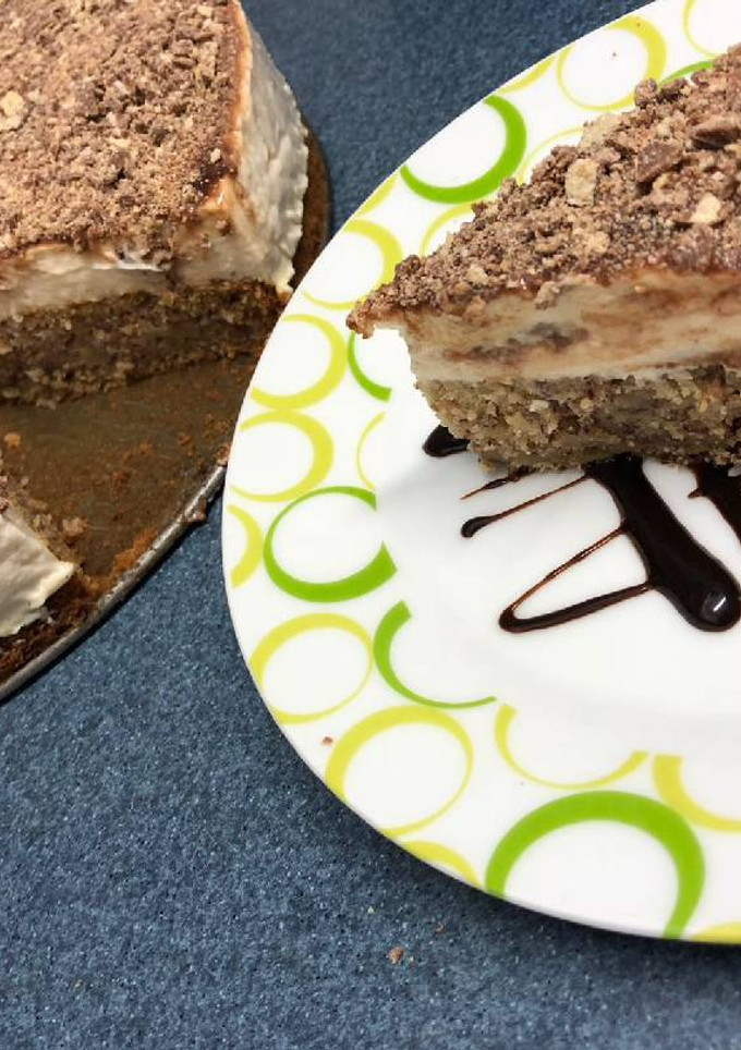 Una foto de Cheesecake de kit-kat con base de bizcocho de plátano