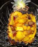 Ananá con ensalada de frutas tibia y helado