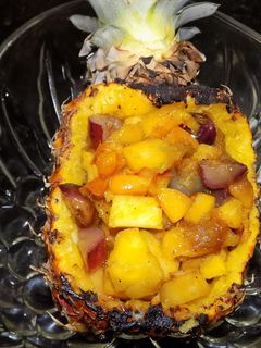 Una foto de Ananá con ensalada de frutas tibia y helado