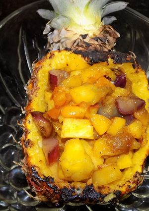 Una foto de Ananá con ensalada de frutas tibia y helado