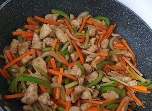 Una foto de Pollo con vegetales