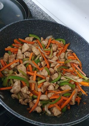Una foto de Pollo con vegetales