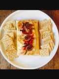 Camembert en masa filo, relleno de pimentones dulces y nueces