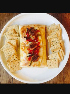 Una foto de Camembert en masa filo, relleno de pimentones dulces y nueces