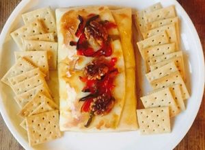 Una foto de Camembert en masa filo, relleno de pimentones dulces y nueces