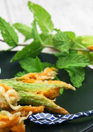 Une photo de Beignets de fleurs de courgette à la menthe