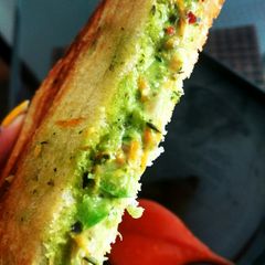 A picture of Cheesy spinach sandwich.