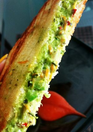 A picture of Cheesy spinach sandwich.