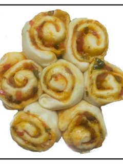 பீட்சா ரோல் (Pizza roll recipe in tamil) செய்முறை முக்கிய புகைப்படம்