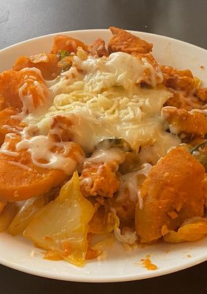 A picture of Dak Galbi (Korean Spicy Chicken).