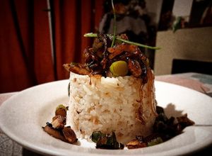 Una foto de Timbal de arroz estilo Thai caramelizado