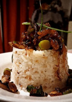 Una foto de Timbal de arroz estilo Thai caramelizado