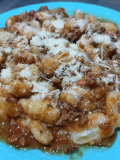 Una foto de Gnocchis (Ñoquis) CON SALSA BOLOGNESA