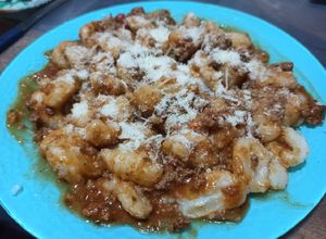 Una foto de Gnocchis (Ñoquis) CON SALSA BOLOGNESA