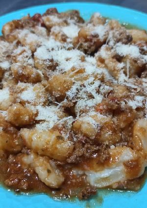 Una foto de Gnocchis (Ñoquis) CON SALSA BOLOGNESA