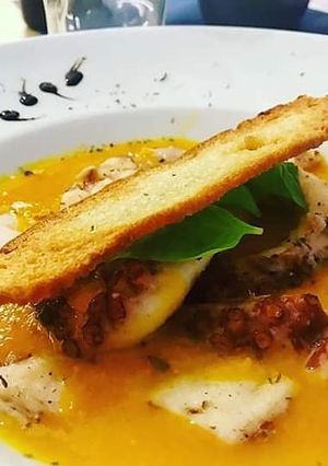 Foto di Polpo Grigliato spinaci no,foglia di pane su Vellutata di zucca