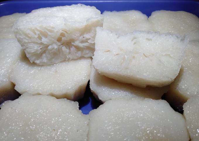 Pak thong koh (apem putih dari tepung beras)