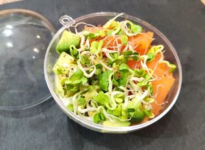 Une photo de Verrine ail fines herbes avocat saumon