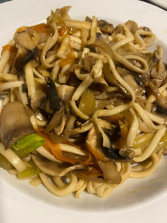 Una foto de Fideos Udon con verdura