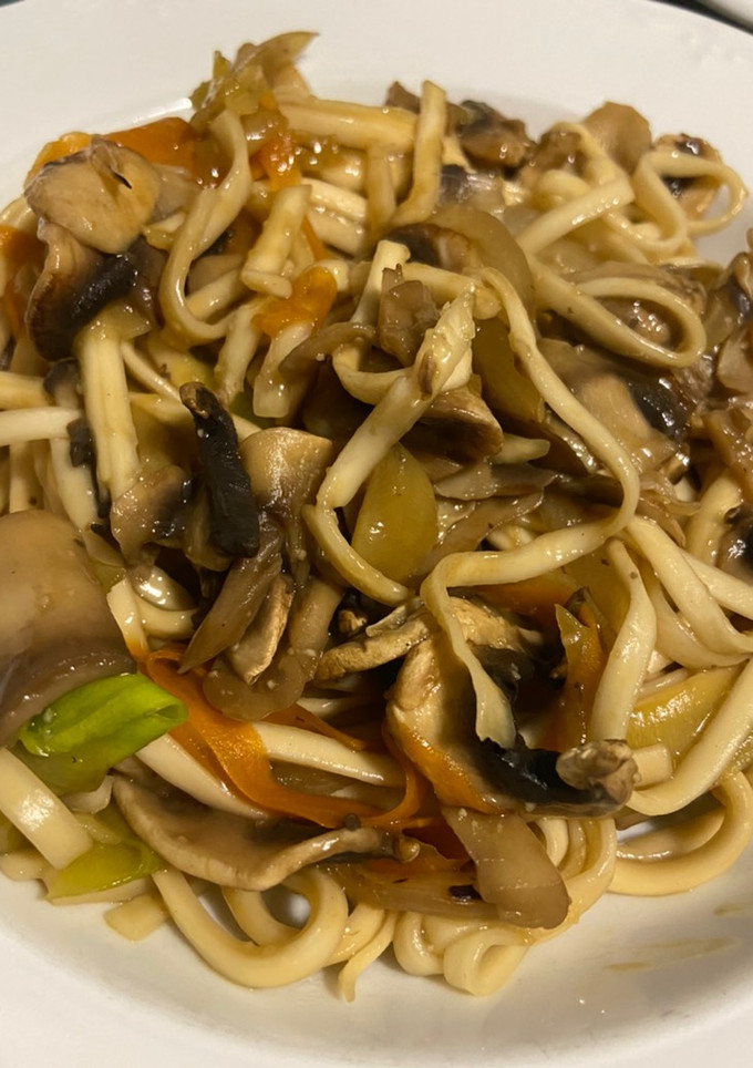 Una foto de Fideos Udon con verdura