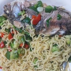 A picture of Noodle broccoli fish pepper soup.