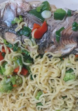 A picture of Noodle broccoli fish pepper soup.
