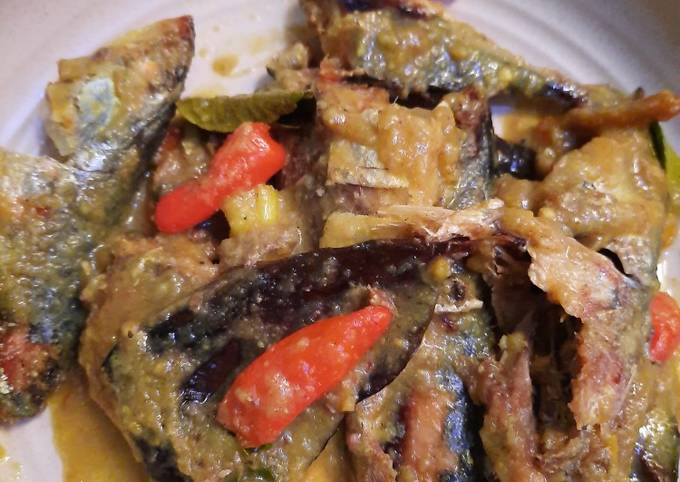 Cara membuat Ikan kembung bumbu kuning Cara membuat Ikan kembung bumbu kuning