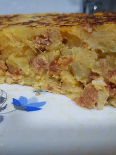 Una foto de Tortilla de patata con..Chorizo!!😋🥔🍴