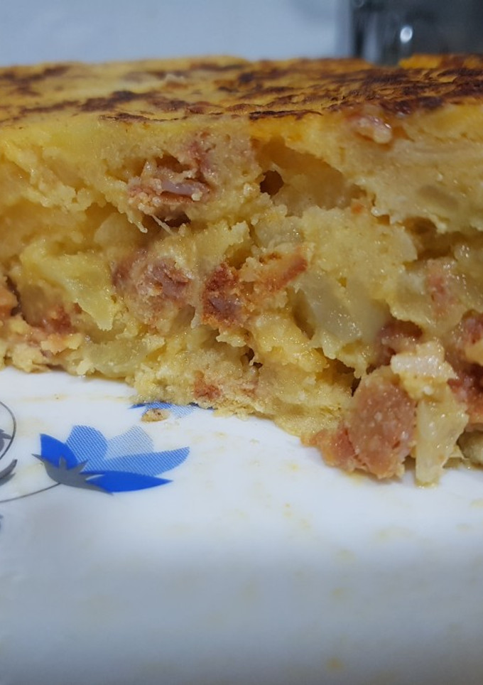 Una foto de Tortilla de patata con..Chorizo!!😋🥔🍴