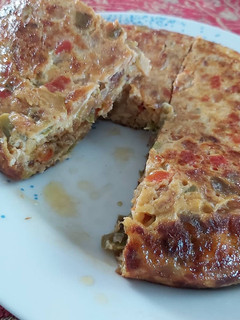 Una foto de Tortilla de calabacín, cebolla, pimiento rojo y verde